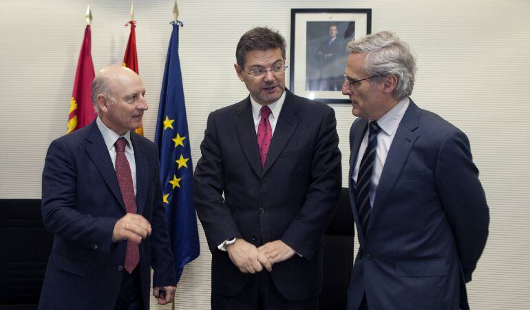 Catalá, entre el presidente del TSJ CLM y el Fiscal General de la región, durante su visita a Cuenca