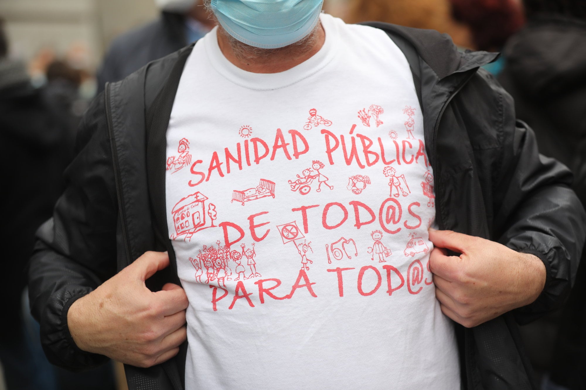 Un hombre, con una camisera que reza &#039;Sanidad pública de todos  para todos&#039;  y &#039;Más sanitarios, muy necesarios&#039;, se manifiestan desde el Ministerio de Sanidad hasta la Puerta del Sol para apoyar la Atención Primaria, a 27 de marzo de 2022, en Madrid (España). Con el lema ‘Salvemos la Atención Primaria’, la concentración ha sido convocada por la Cumbre Social Estatal de UGT, formada por más de 120 organizaciones sociales y sindicales, para denunciar el deterioro de la sanidad pública y para reclamar más recursos económicos y humanos para la Atención Primaria
27 MARZO 2022;SALUD;SANIDAD;ATENCIÓN PRIMARIA;MANIFESTACIÓN;PROTESTA;SANIDAD PÚBLICA;RECORTES SANIDAD;SINDICATOS;LUCHA SINDICAL;COMISIONES OBRERAS;
Isabel Infantes / Europa Press
27/03/2022