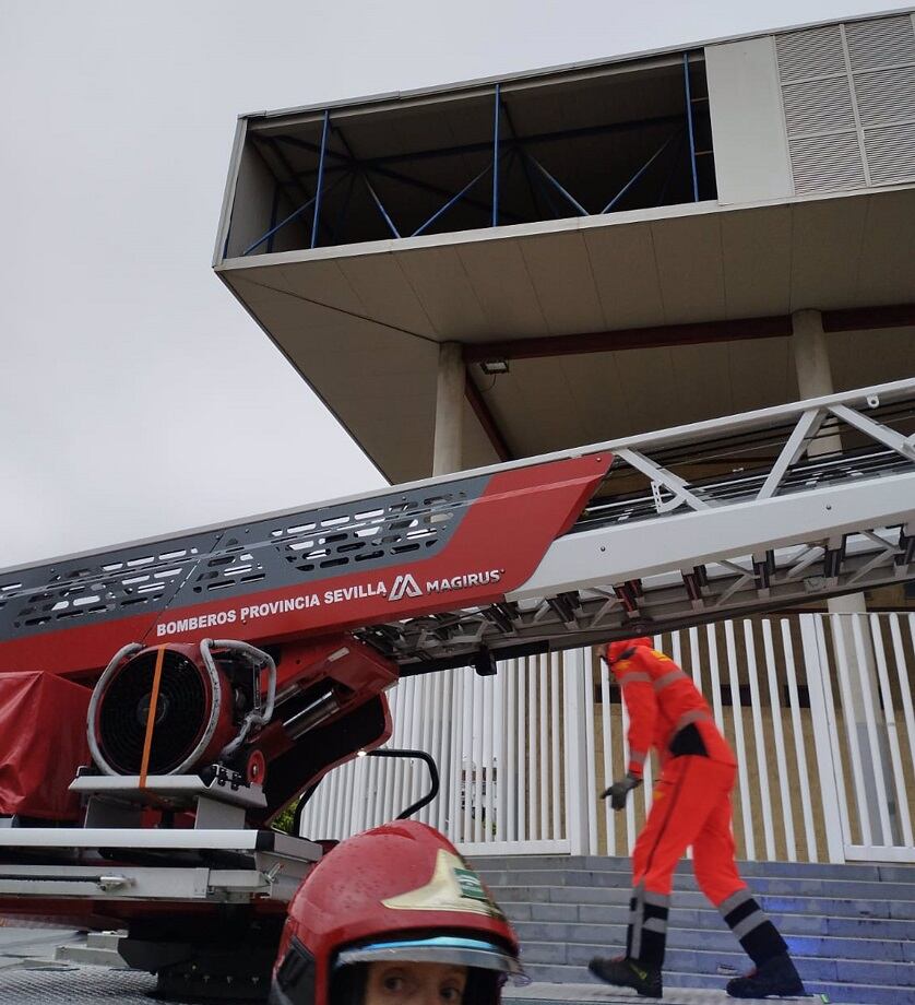 Imagen del polideportivo de Tomares tras desprenderse materiales de su cubierta/Bomberos del Aljarafe