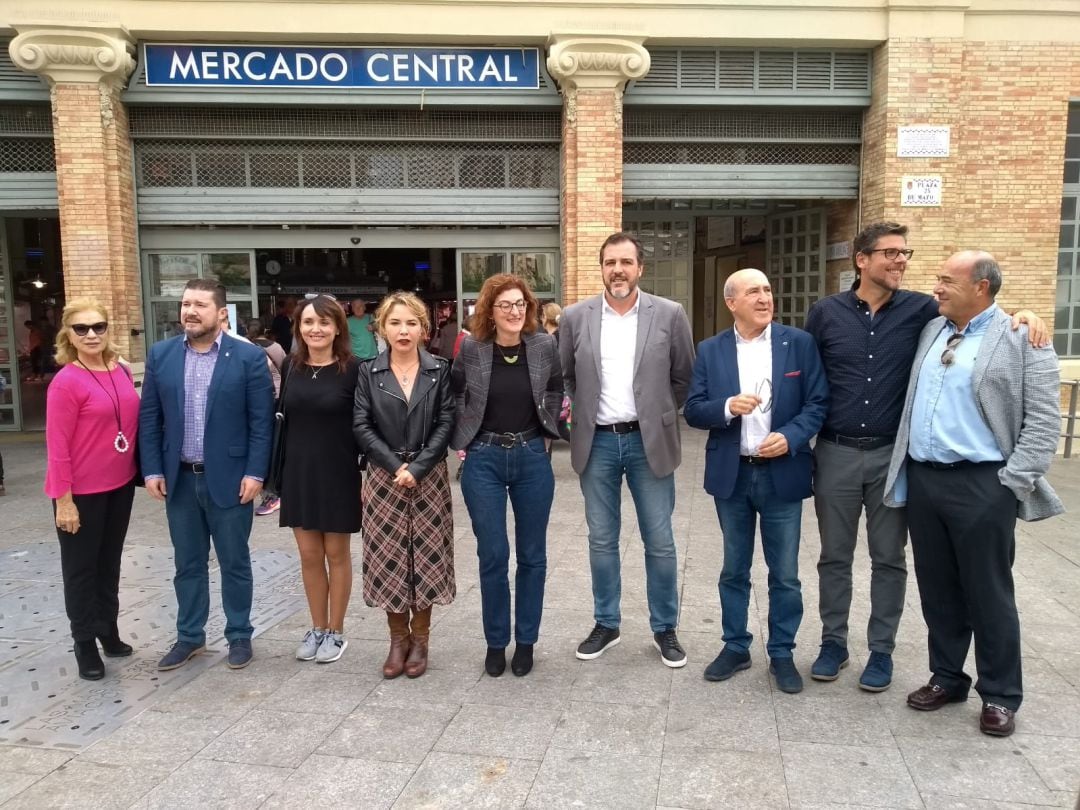 La eurodiputada de Ciudadanos, Maite Pagazaurtundúa, (c), en la visita al Mercado Central, flanqueada por los candidatos al Congreso por la provincia, Marta Martín y Juan Ignacio López-Bas.