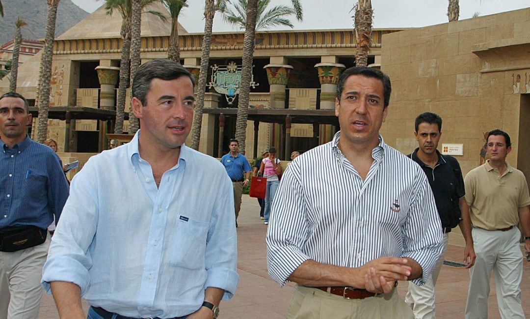 Foto de archivo de agosto de 2002 del entonces ministro de Trabajo, Eduardo Zaplana, junto a su compañero de Gobierno, el exministro del Interior, Angel Acebes, durante su visita al parque temático Terra Mítica.