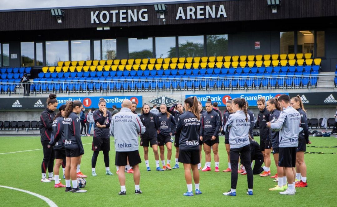 El Levante femenino prepara su partido de la fase previa de Champions League