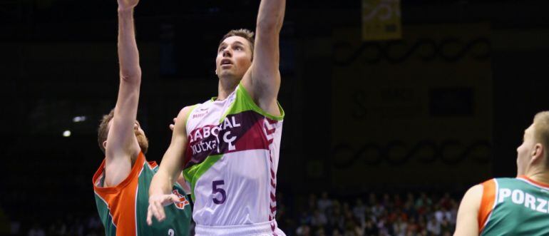 Fabien Causeur, con 25 puntos, fue clave en la victoria de Laboral Kutxa en Sevilla