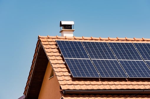 Placas solares en un tejado