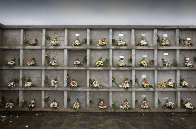 1 de noviembre de 2006. Cementerio de Antigua, Fuerteventura. Día de los difuntos, una de las paredes con lápidas sin nombre de víctimas de naufragios de pateras.