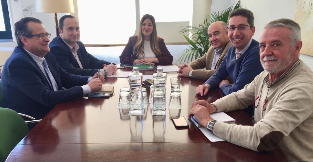 La delegada del Turismo, Raquel Morales (centro), con miembros de la junta directiva de la asociación de alojamientos.