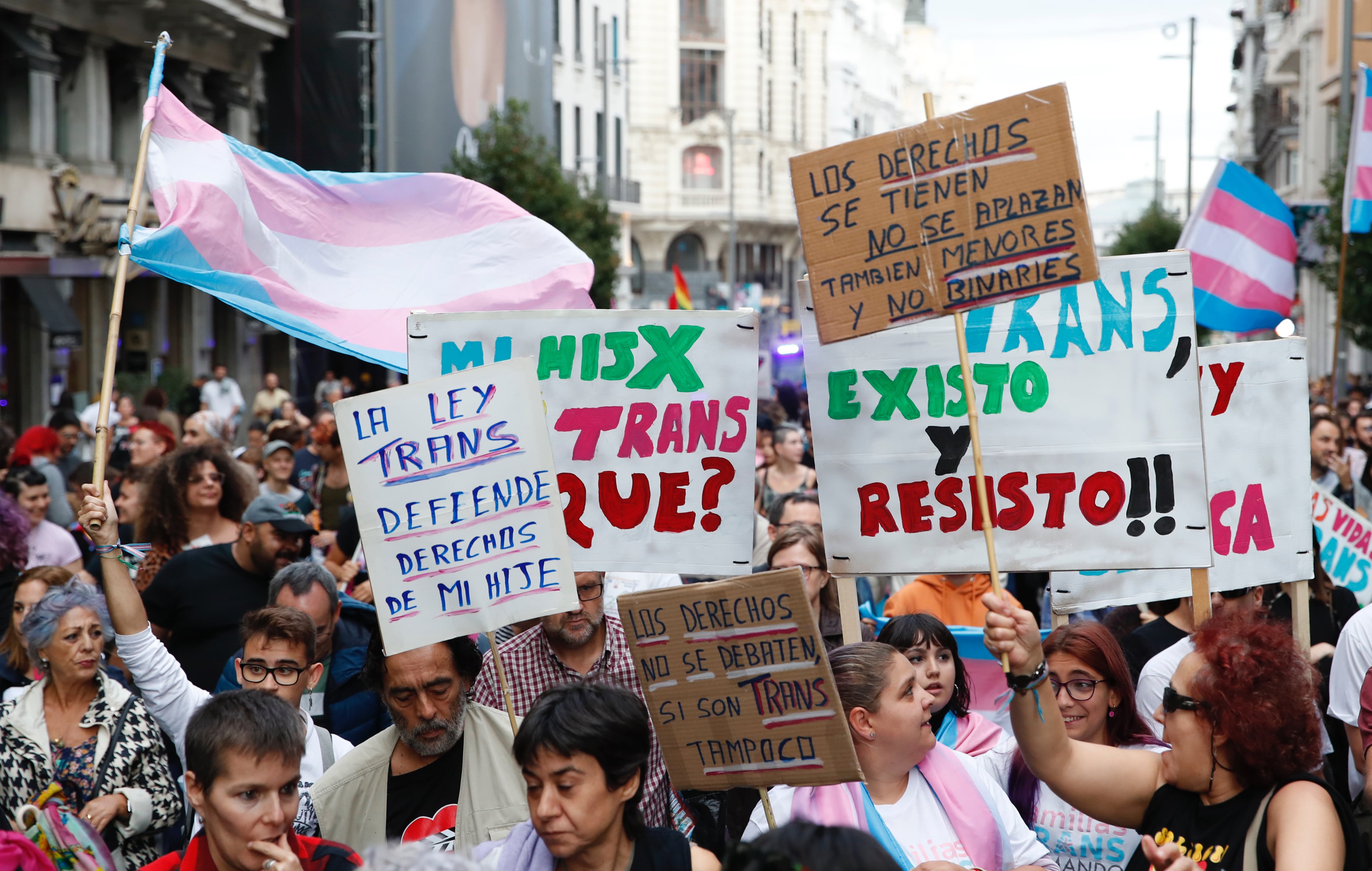 MADRID, 22/10/2022.- Un momento de la manifestación que se ha celebrado esta tarde en Madrid, convocada por la Federación Plataforma Trans, a favor de la Ley Trans y para exigir su tramitación. EFE / Javier López.
