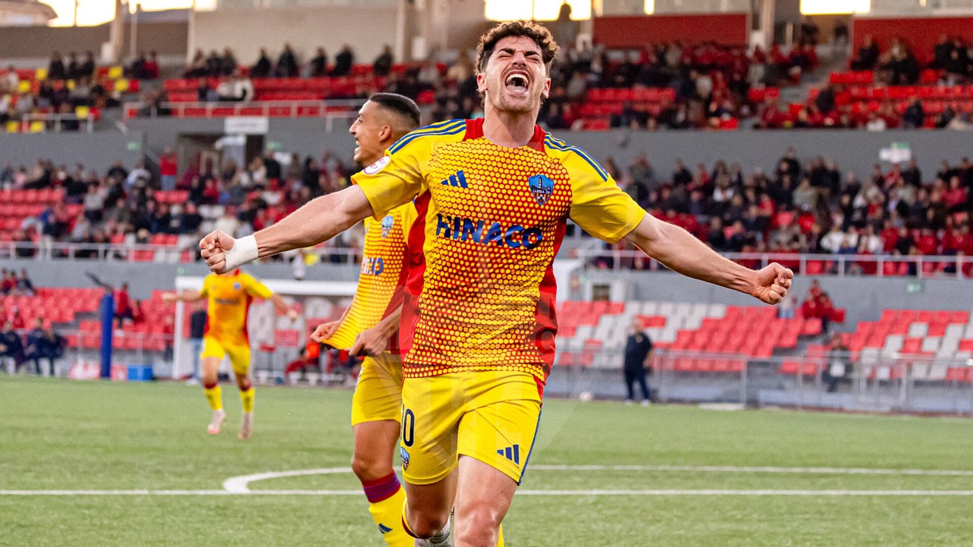 Adrià Gené celebrando un gol con el Lleida