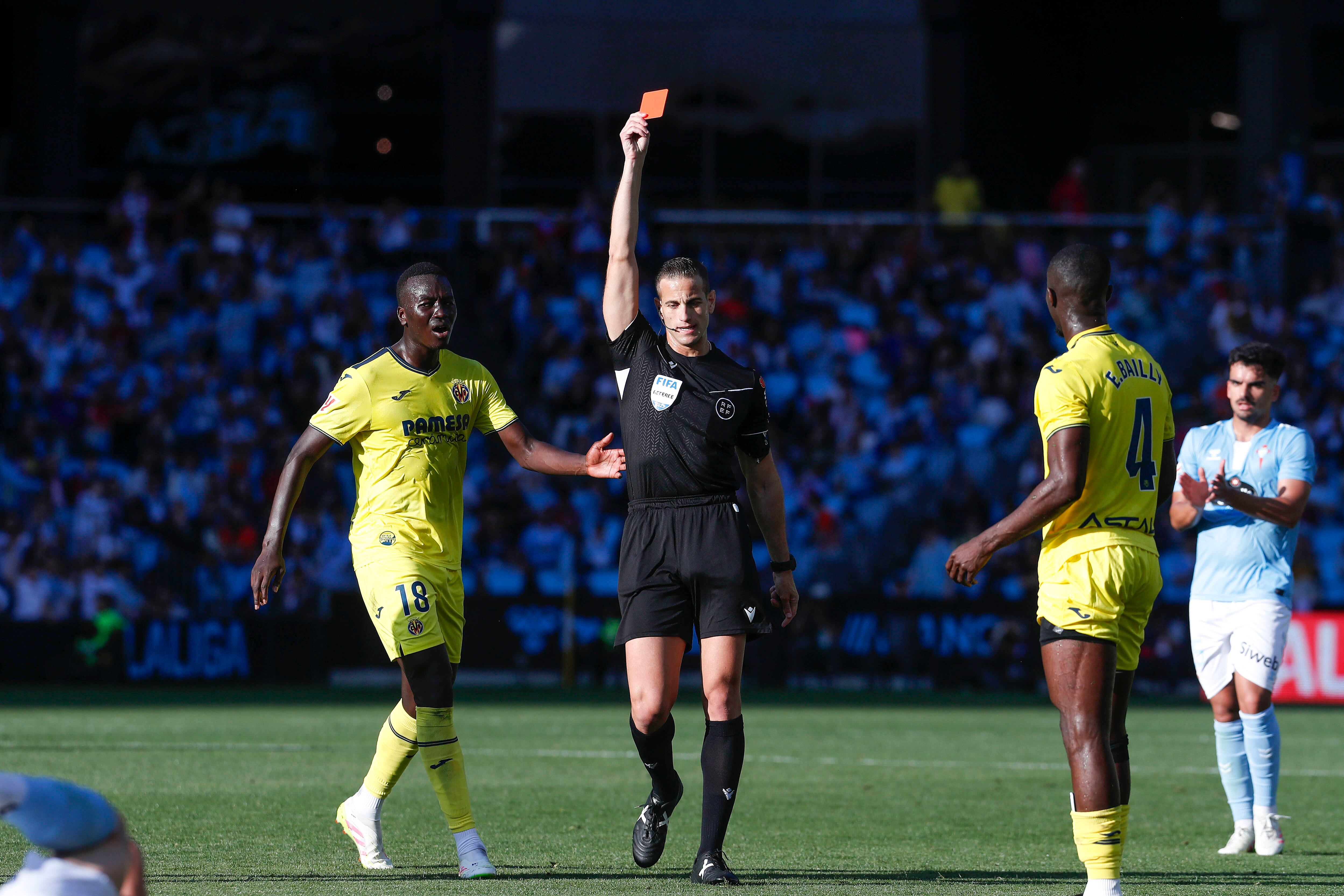 VIGO (PONTEVEDRA), 23/04/2025.- El defensa del Villarreal Eric Bailly (d) es expulsado en el partido de LaLiga entre el Celta de Vigo y el Villarreal CF, este miércoles en el estadio de Balaídos, en Vigo. EFE / Salvador Sas
