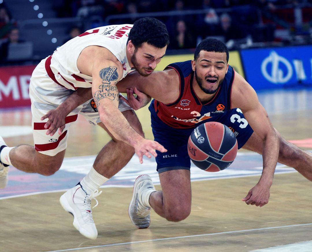 Shavon Shields pelea por un balón con Mike James.