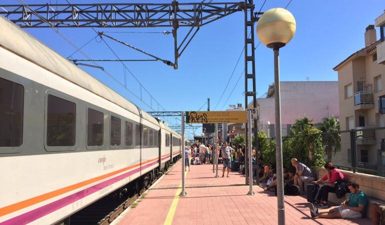 Tren aturat a l'Aldea.