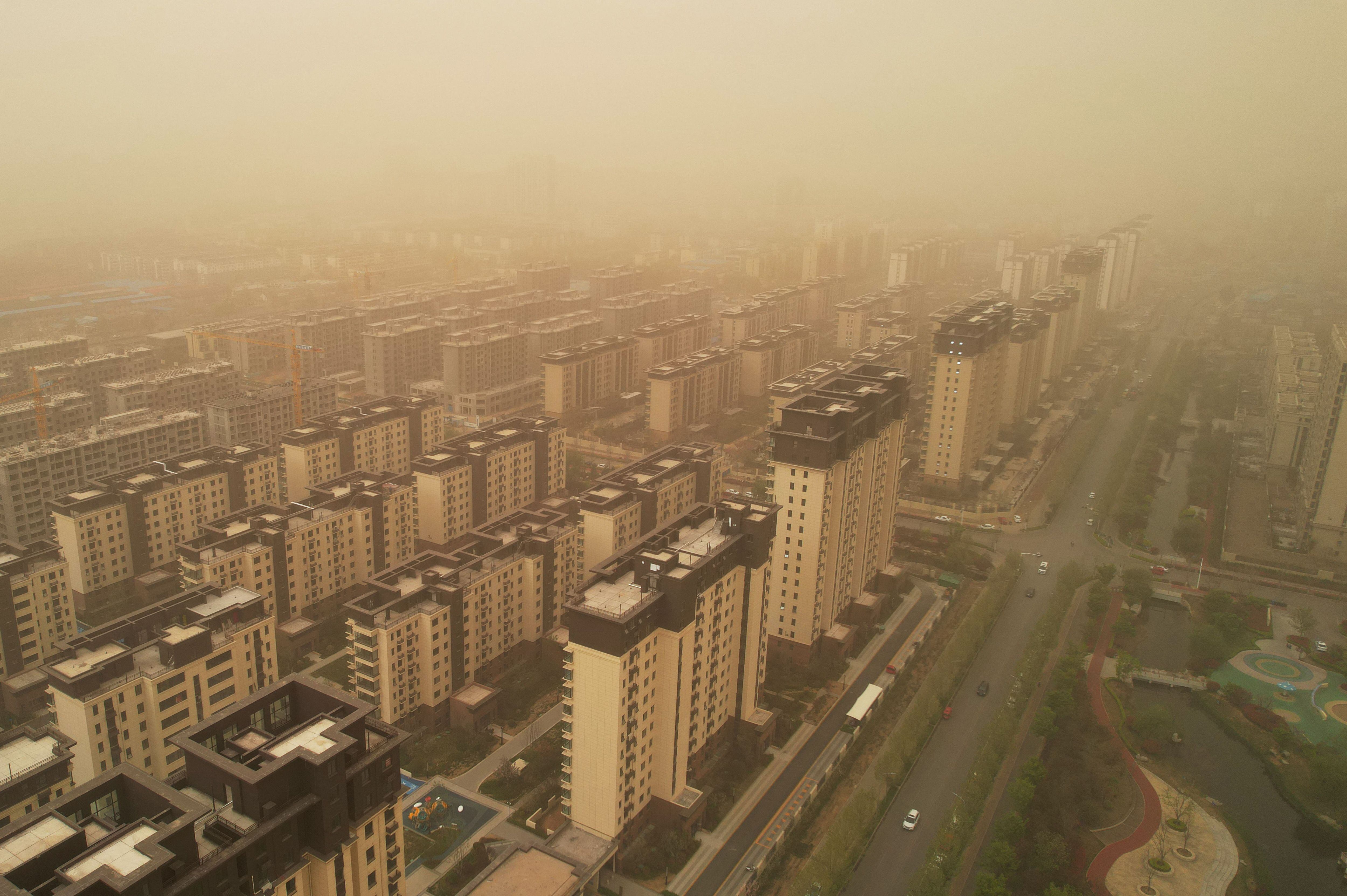 Ambiente durante la tormenta de arena en Linyi.