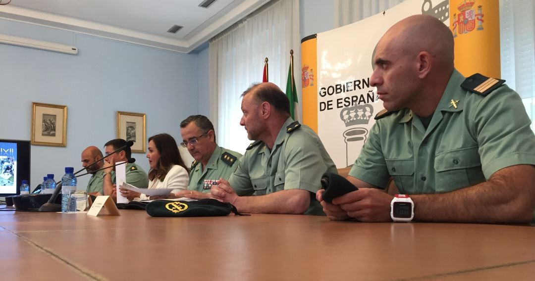 Miembros del operativo del Seprona, junto a la subdelegada del gobierno, que han llevado a cabo la operación