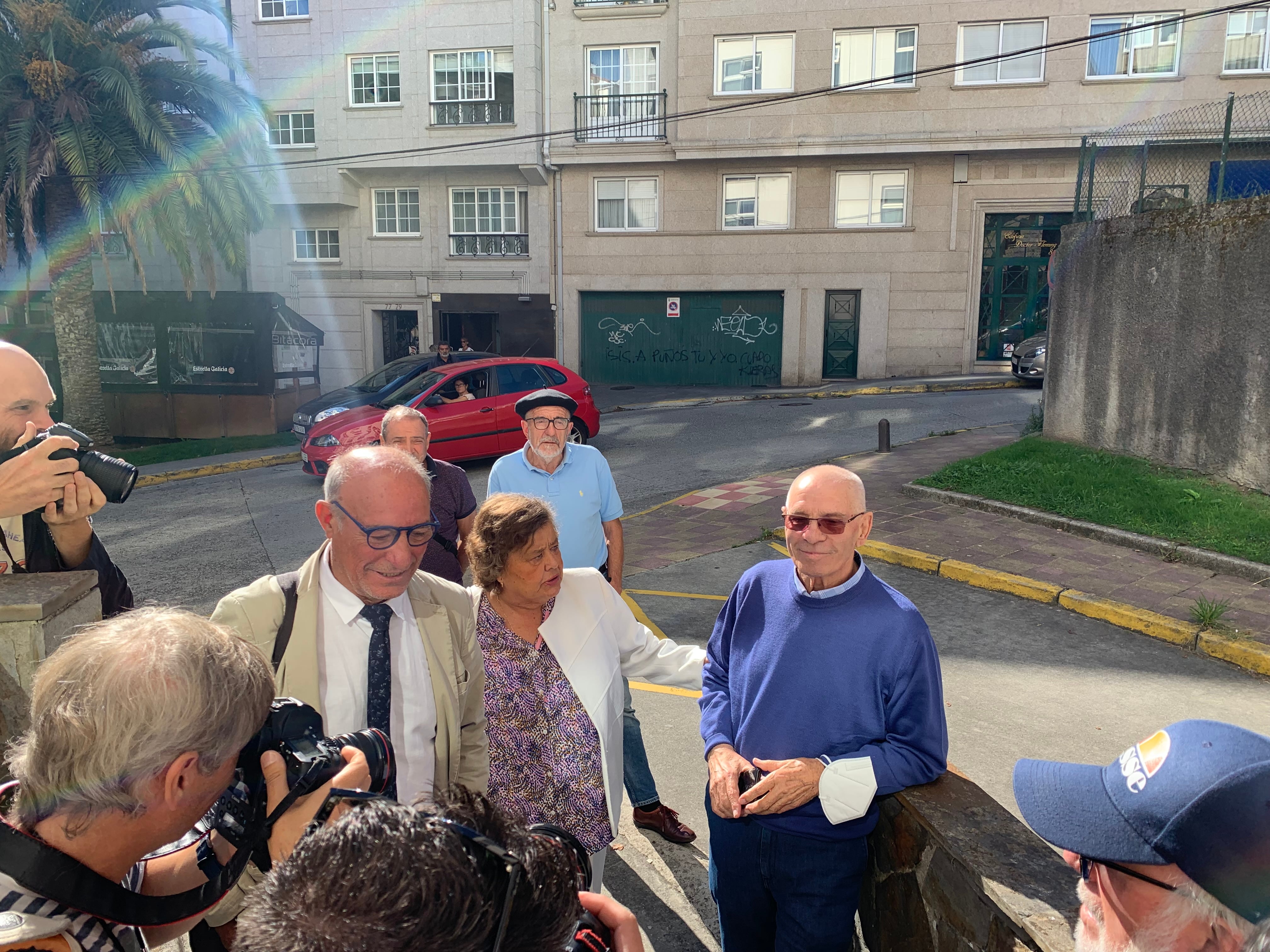 Pillado, con la abogada Cristina Almeida, a su llegada a los juzgados ferrolanos