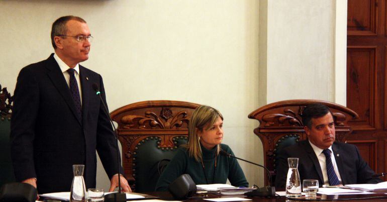 Fotografia d'arxiu d'un plenari de Reus, amb els tres principals membres del govern municipal. 