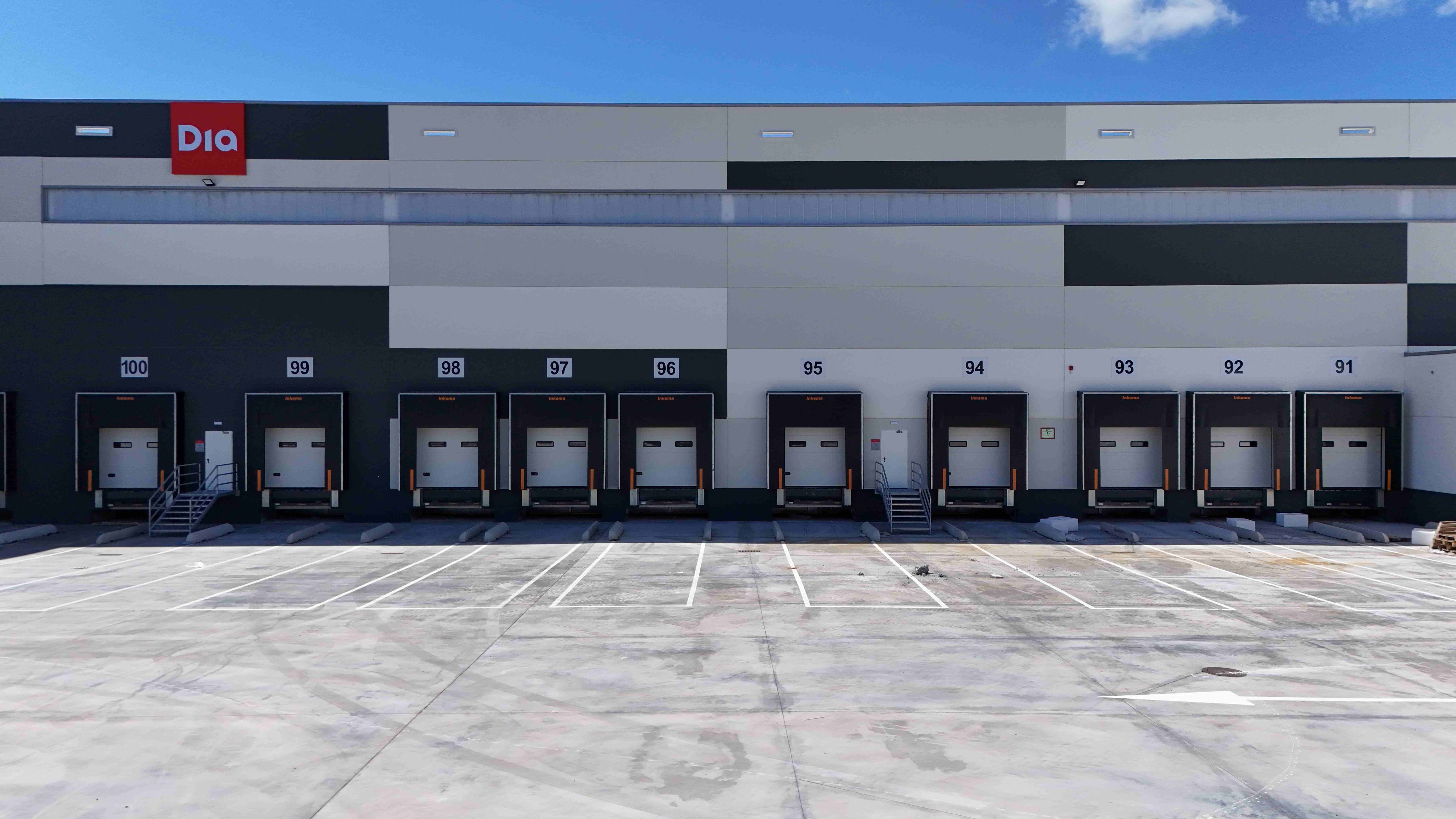 Este nuevo centro de distribución dará servicio a  más de 500 tiendas de toda Andalucía para productos de baja rotación-  El proyecto ha supuesto una inversión de cerca de 47 millones de euros y será ejecutado por la constructora Grupo Bertolín.