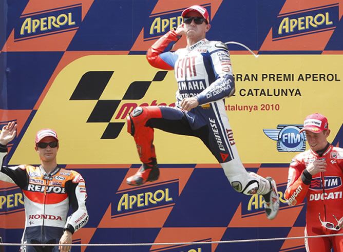 Jorge Lorenzo celebra el triunfo en el podio de Montmeló / REUTERS