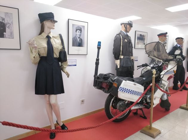 En el Museo se pueden ver los uniformes de la época, incluido el que llevaban las primeras mujeres policías que accedieron en 1972