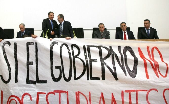 Protestas de estudiantes en la inauguración de la Facultad de Ciencias al inicio del curso
