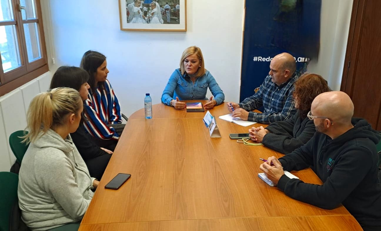 La alcaldesa de Redondela, Digna Rivas, con los representantes del cole