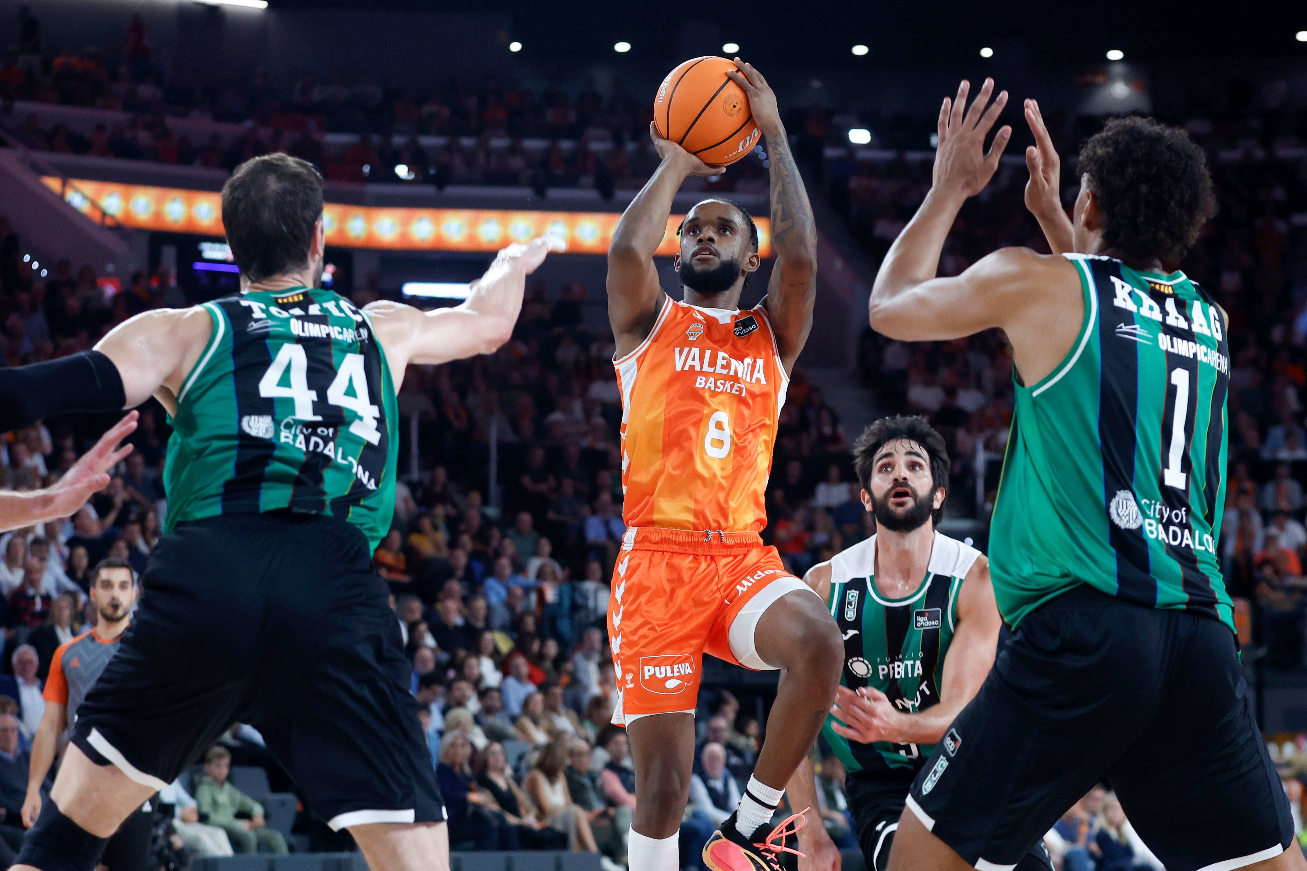 VALENCIA, 26/10/2025.- El jugador del Joventut de Badalona Ante Tomic, y el jugador del Valencia Basket Jean Montero, durante el partido de la jornada 4 de la Liga Endesa, disputado este domingo en el pabellón Roig Arena de Valencia. EFE/Miguel Ángel Polo.
