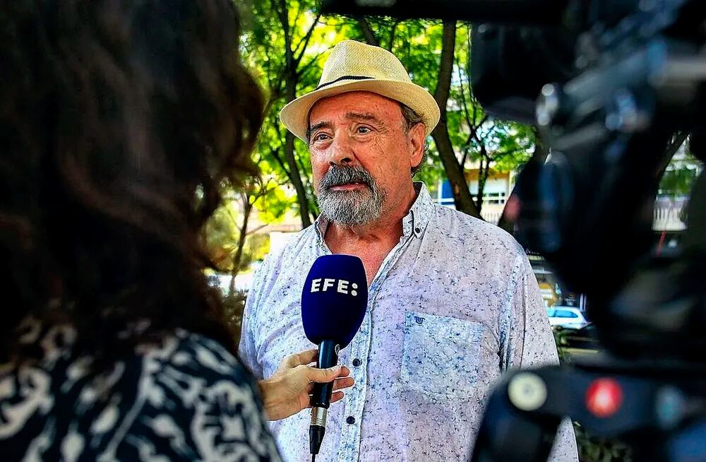 ALICANTE, 23/09/2025.- José Ignacio Villameriel, un jubilado de 78 años y residente en Alicante durante la entrevista con EFE tras haber denunciado ante la Policía Nacional haber perdido todos sus ahorros víctima de una 'estafa del amor' creada con Inteligencia Artificial (IA). EFE/Morell