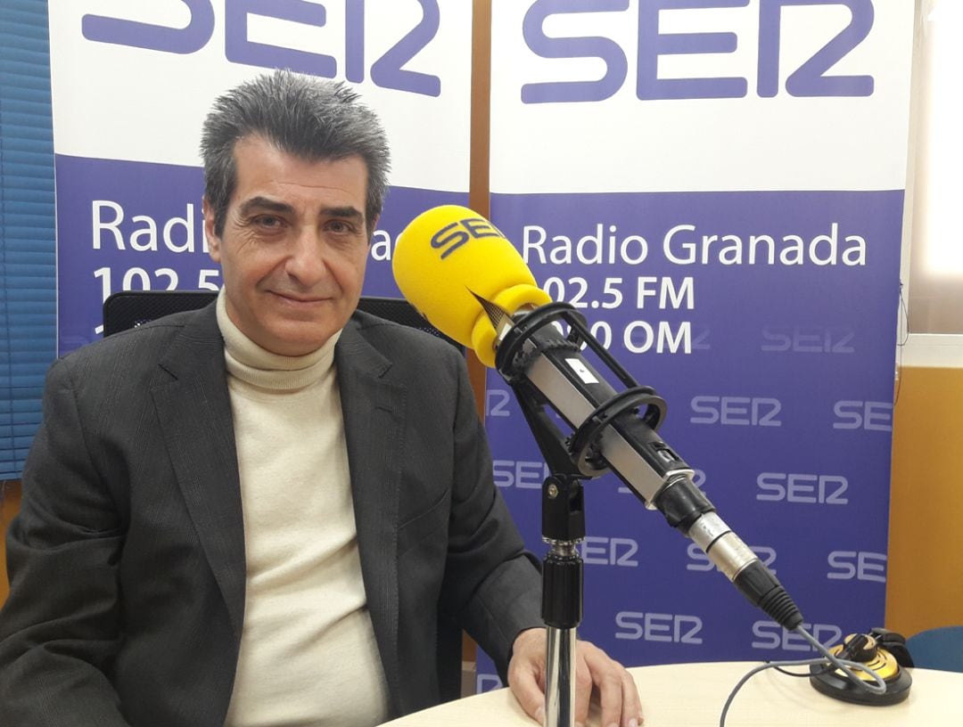Antonio Cambril, en los estudios de Radio Granada