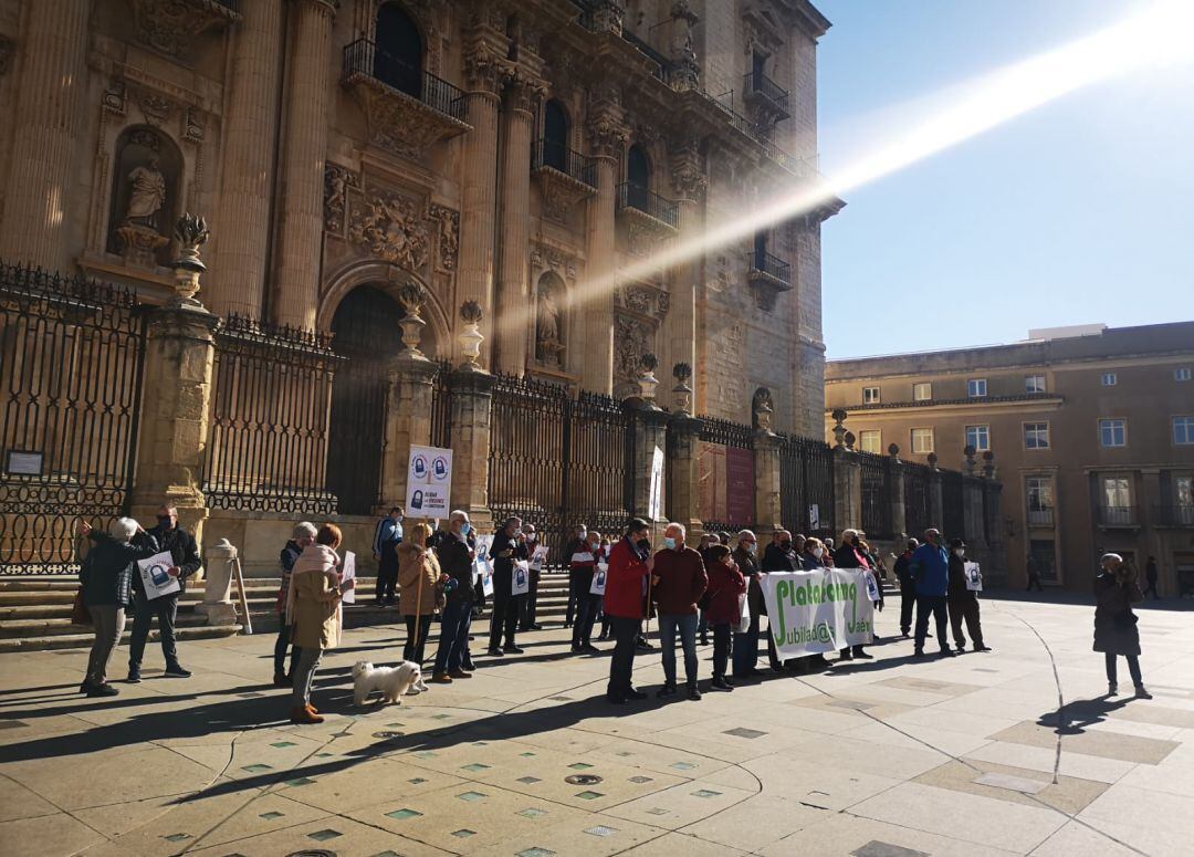 Pensionistas jiennenses se han vuelto a concentrar, como cada lunes, en la plaza de Santa María de la capital