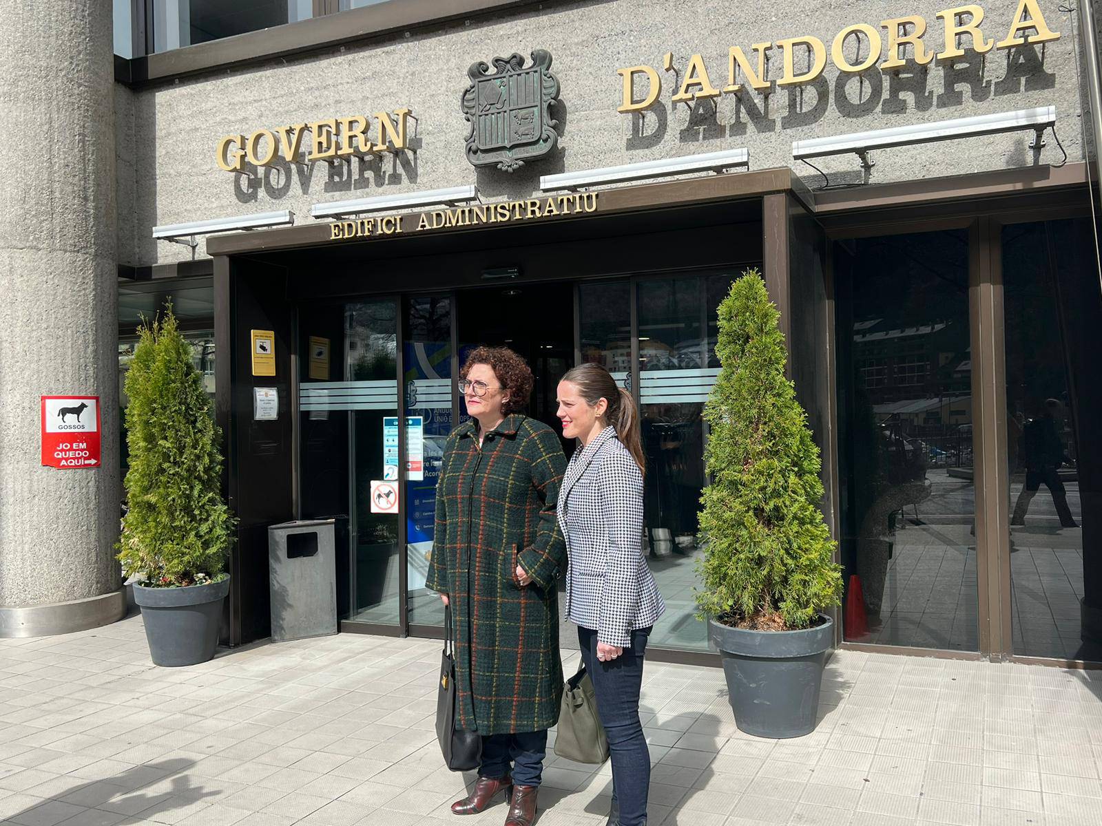 Judith Pallarés i Noelia Souque, davant de l&#039;edifici administratiu de Govern.