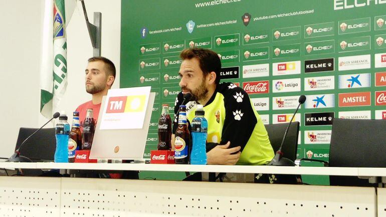 El capitán del Elche C.F. Lolo junto a Antonio Chaves, jefe de Prensa del Elche C.F.