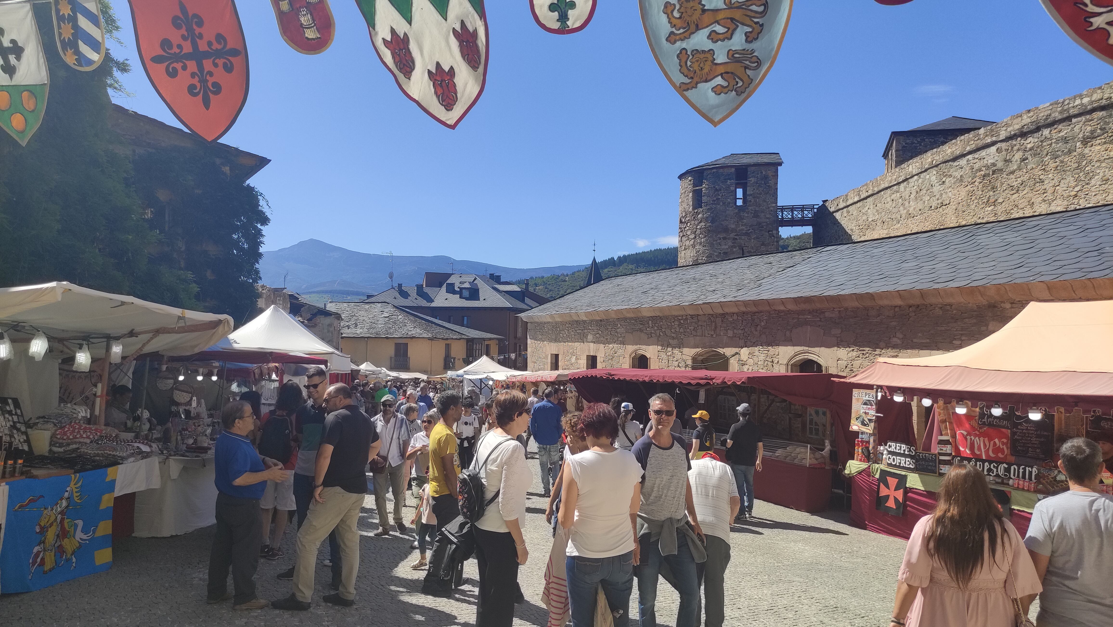 El público acude al mercado medieval