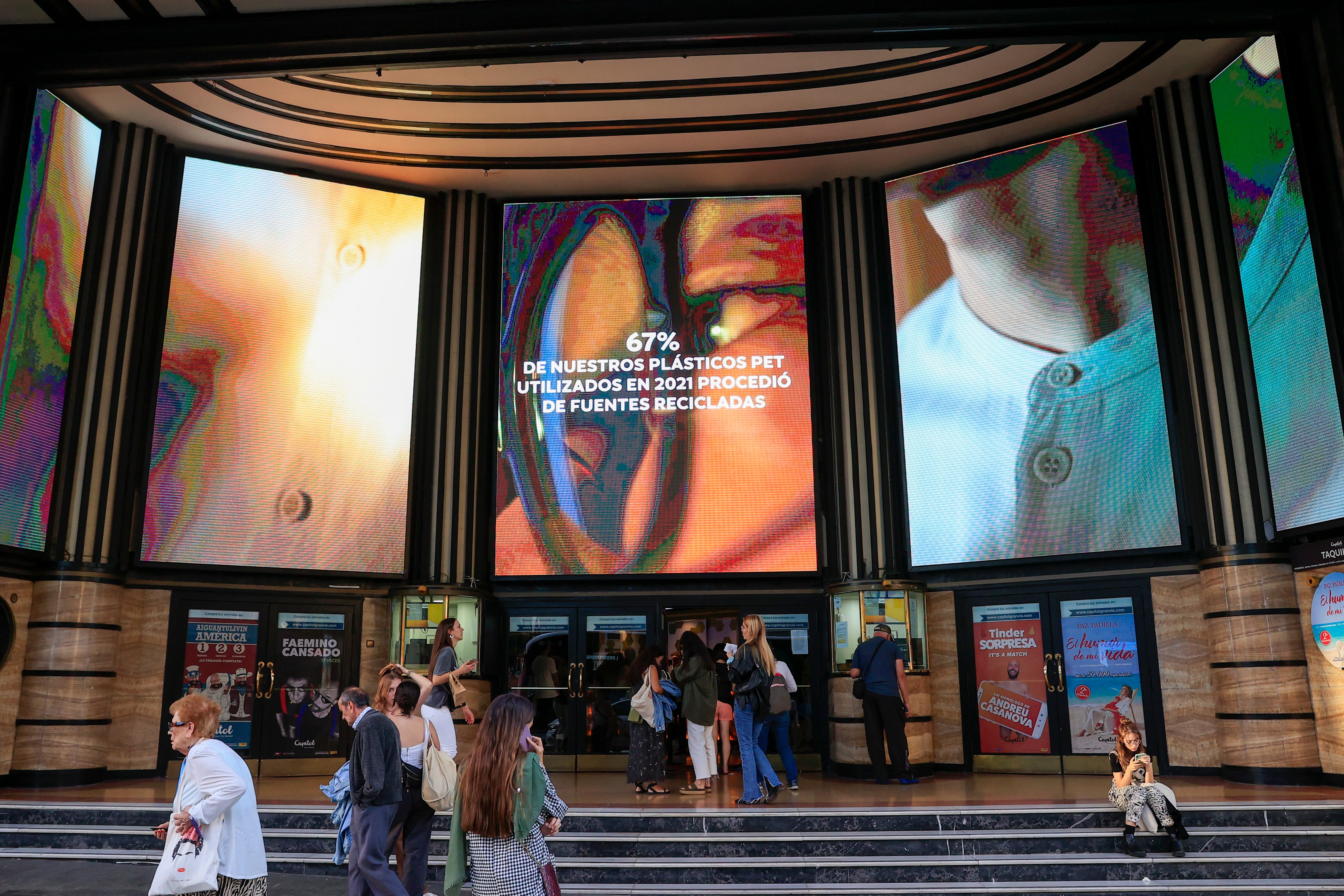 Espectadores hacen cola para comprar entradas en el Cine Capitol Gran Vía en Madrid.