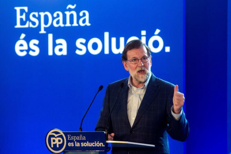 El presidente del Gobierno y líder del PP, Mariano Rajoy, clausura un acto de los populares en el municipio barcelonés de Mataró