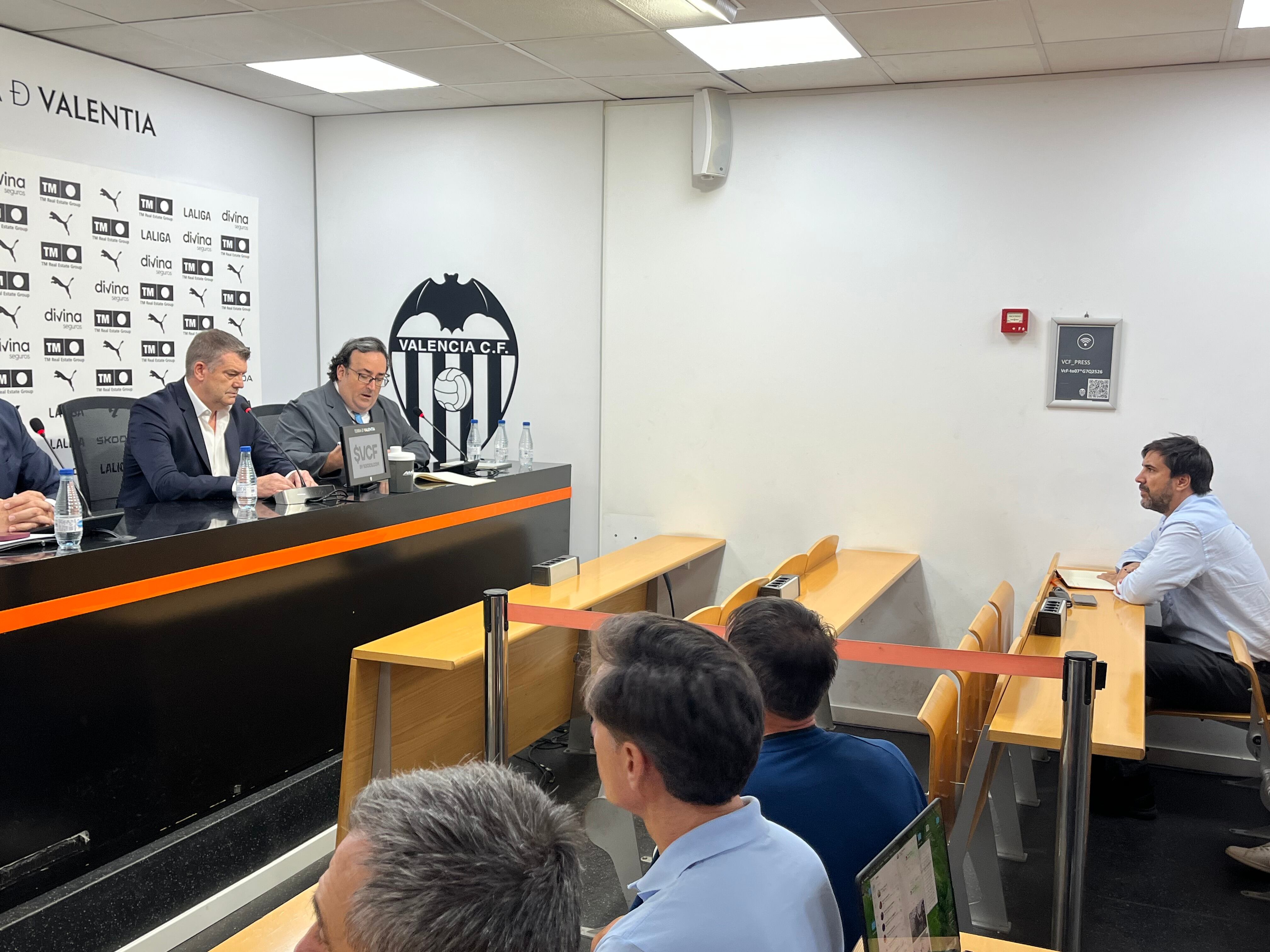 Rueda de prensa de Gourlay, con Solís y Corona presentes.