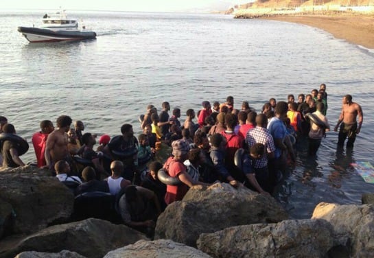 El grupo de subsaharianos a su llegada a la costa de Ceuta