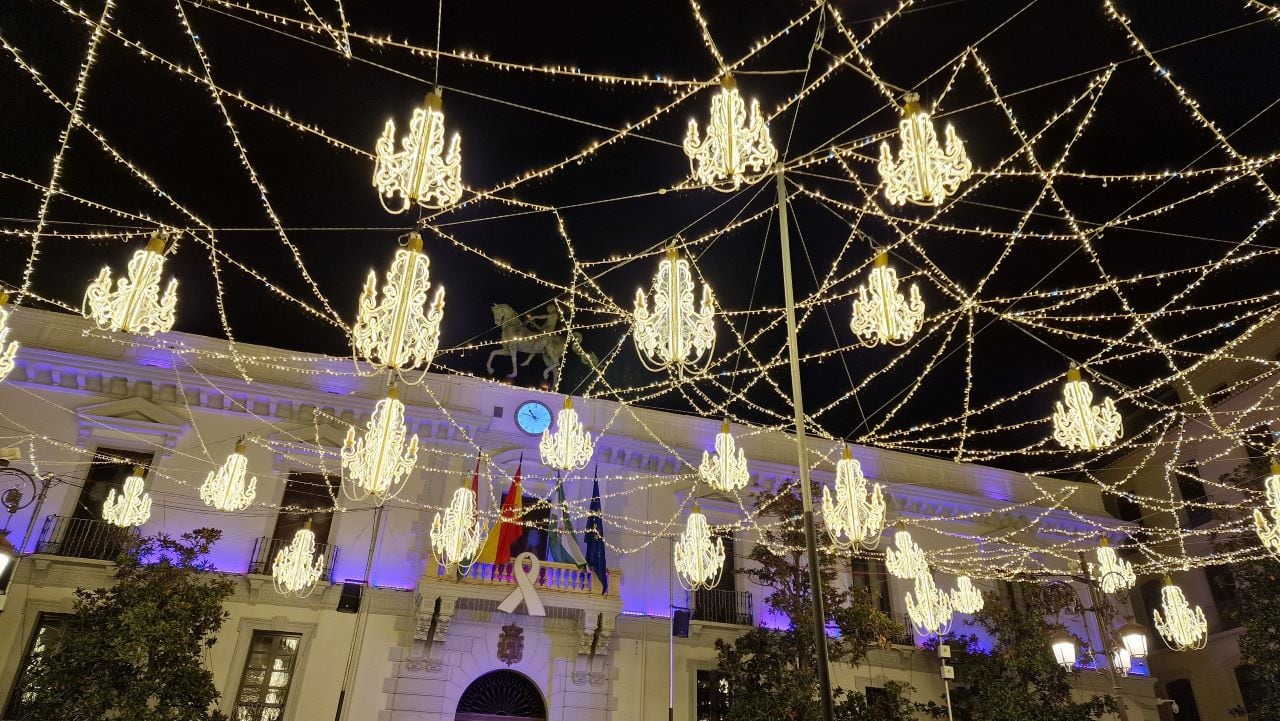 Prueba del alumbrado extraordinario de Navidad en la Plaza del Carmen de Granada el 27 de noviembre de 2024