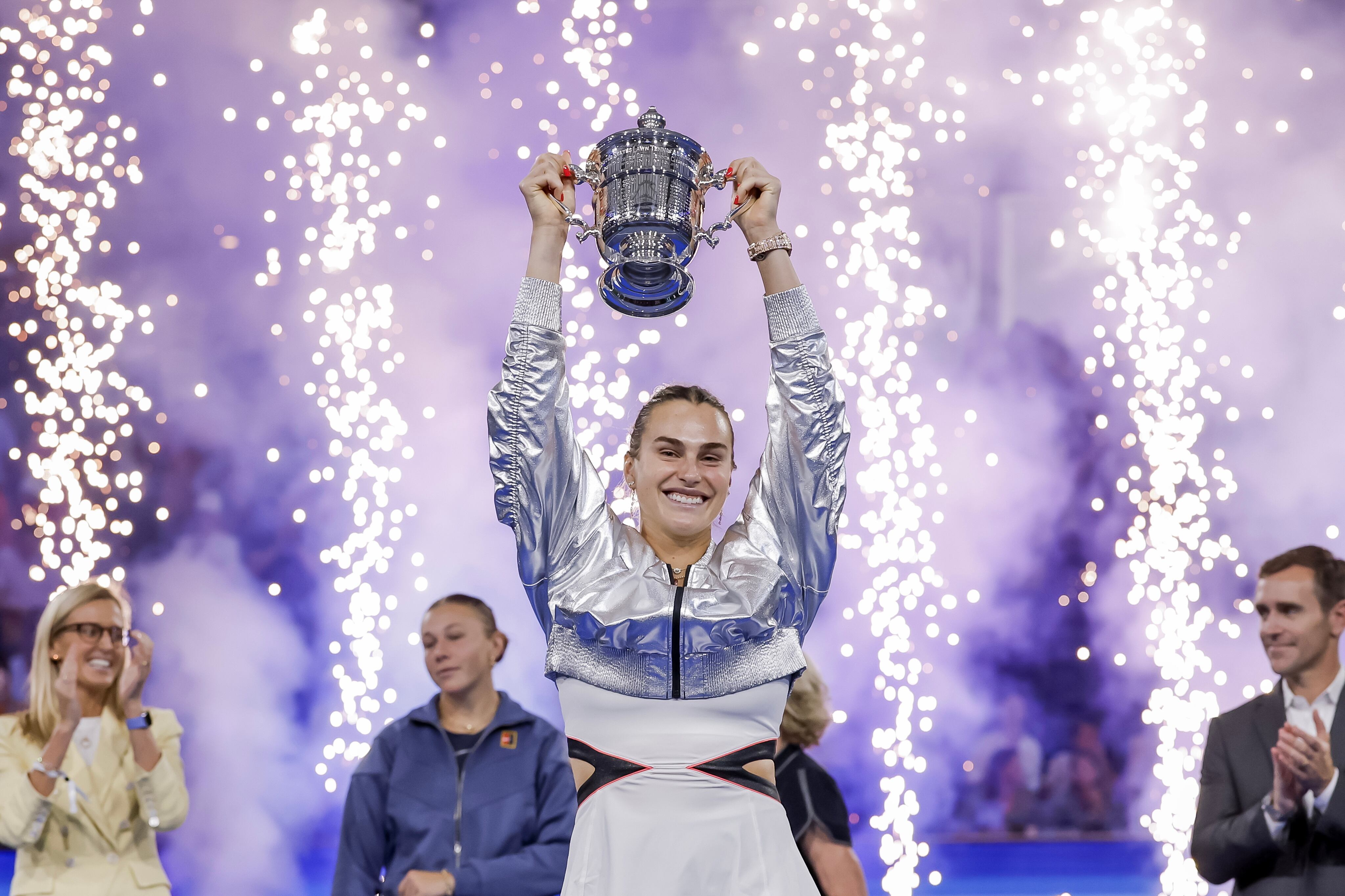 Aryna Sabalenka posa con el trofeo de campeona del US Open 2025