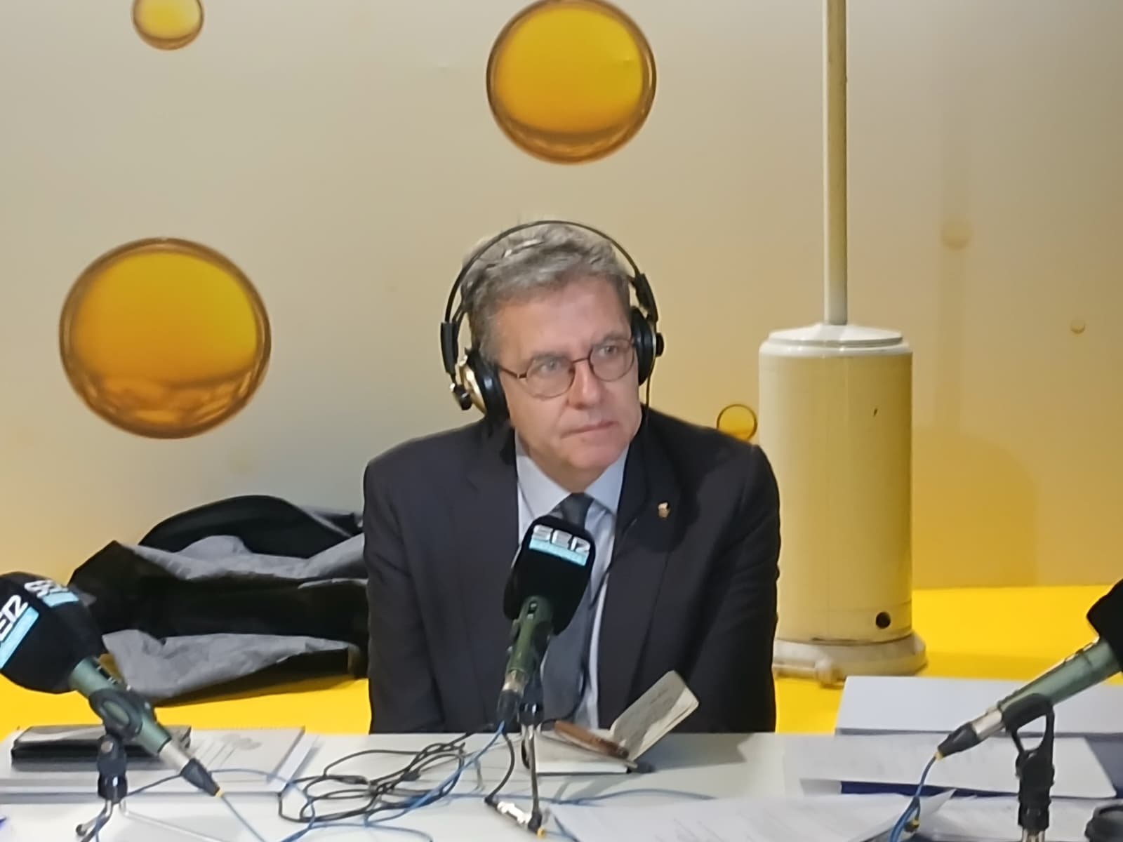 Pla de xoc per combatre els greuges que suposa per molts ajuntaments les vacants que fa temps que tenen de secretaris i interventors. També obriran una borsa de secretaris, tot i que reconeix que la dificultat rau en el fet que no hi ha gent que s'hi dediqui.