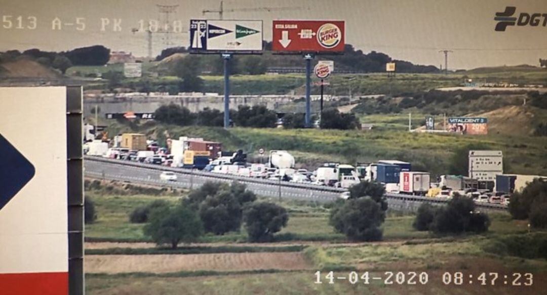 Atasco en la A5 debido al vuelco de un camión a la altura de Móstoles