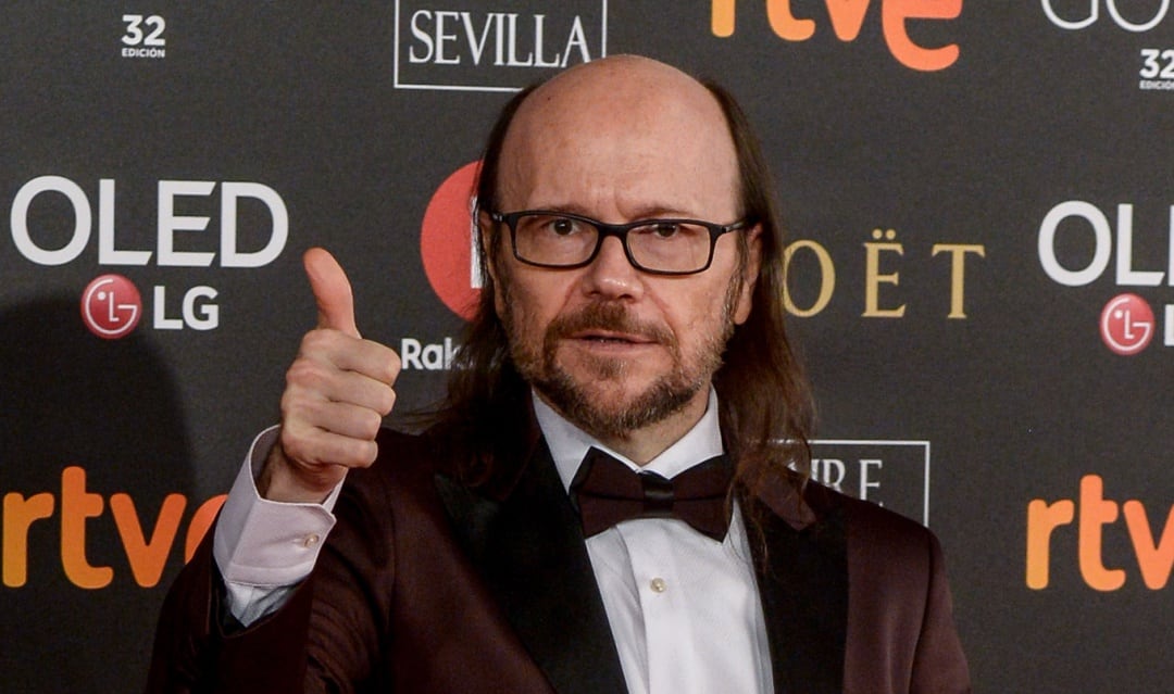 Santiago Segura posando en la alfombra de los Premios Goya 2018