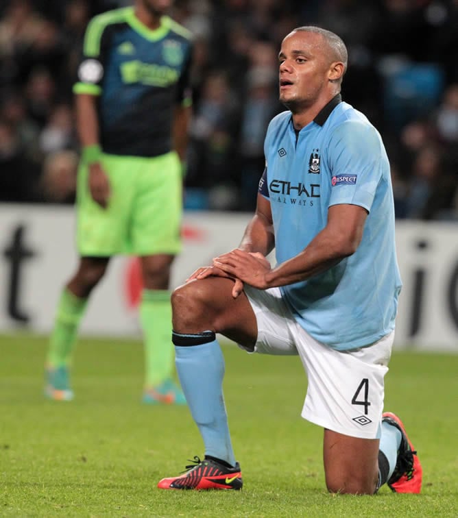 El jugador del Manchester City Vincent Kompany este martes 6 de noviembre de 2012, en el partido de la Liga de Campeones de la UEFA ante el Ajax en el estadio Etihad de Manchester