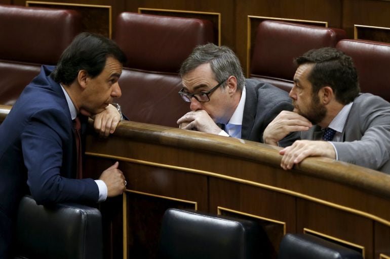 El vicesecretario de Organización del PP, Fernando Martínez-Maillo (i), conversa con los diputados de Ciudadanos, José Manuel Villegas (c) y Miguel Ángel Gutiérrez (d), al inicio en el Congreso del último pleno de la XI Legislatura