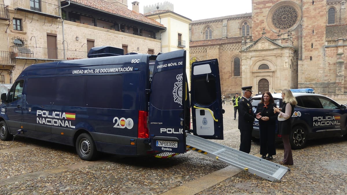 Un furgón de la policía recorre la provincia para expedir DNIs y Pasaportes