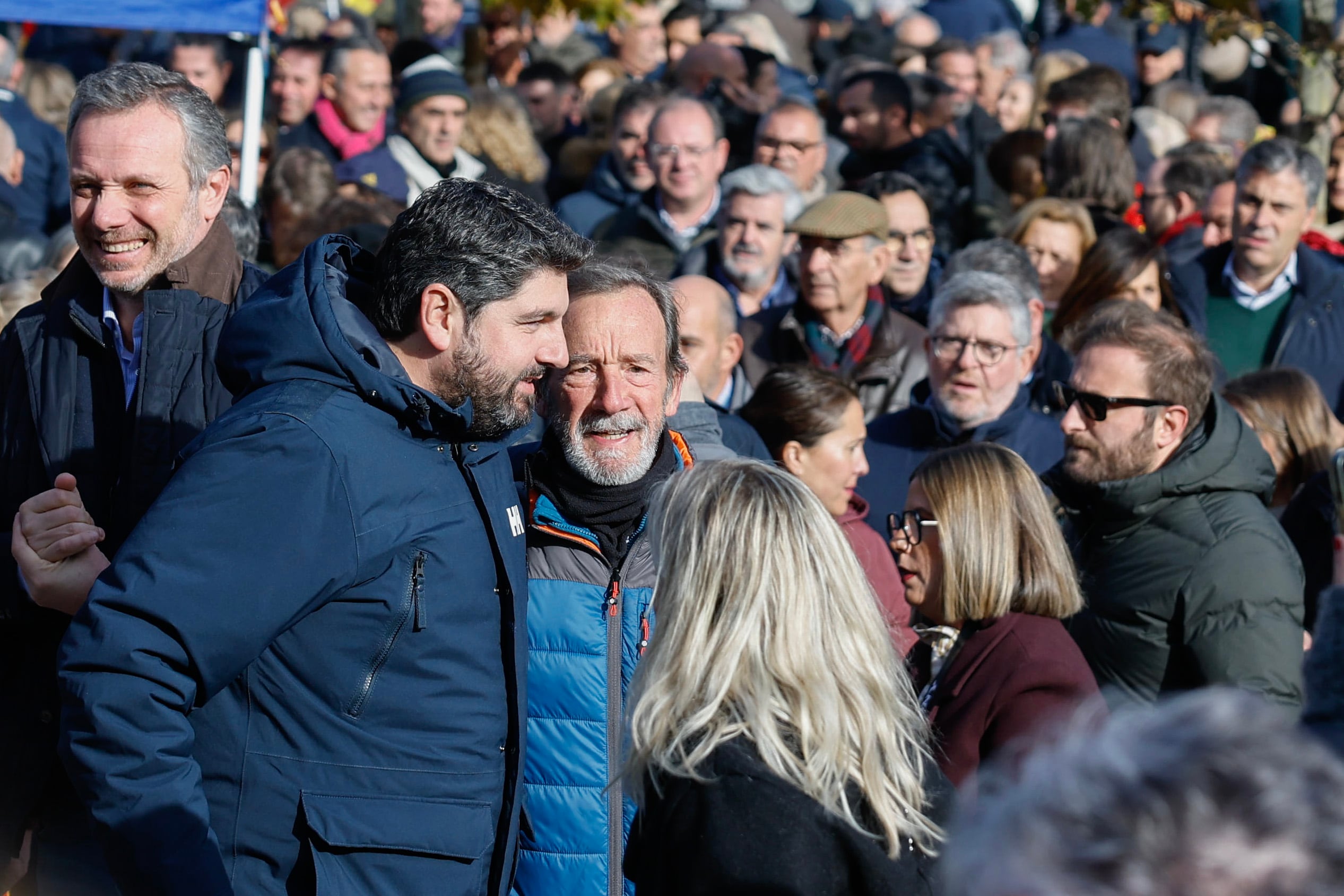 El presidente de la Región de Murcia, Fernando López Miras (i), en la concentración contra el Gobierno de Pedro Sánchez, por los casos de corrupción que protagonizan José Luis Ábalos, Koldo García y Santos Cerdán, convocada por el Partido Popular (PP) en el Templo de Debod en Madrid, este domingo