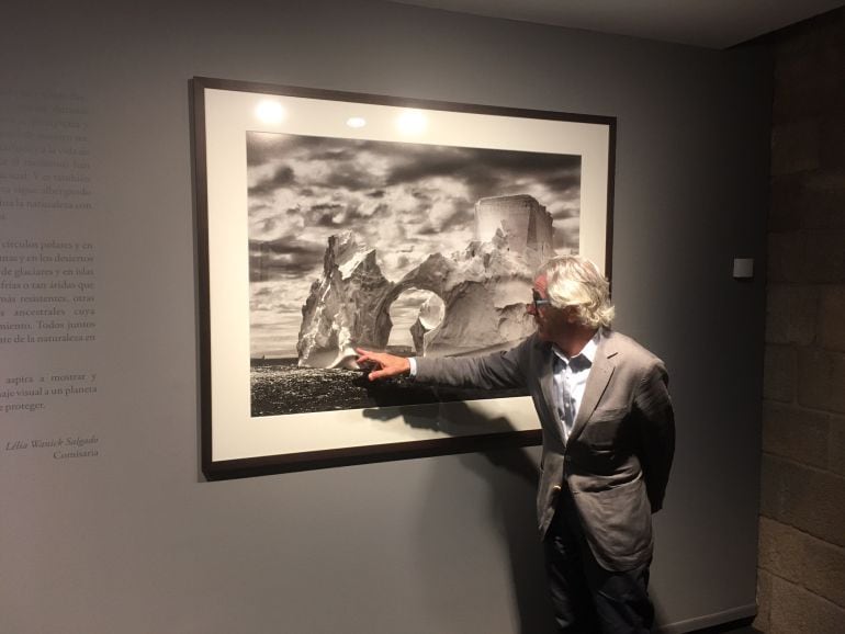 Miguel González, amic de Sebastiao Salgado, a la prrsentació de la mostra