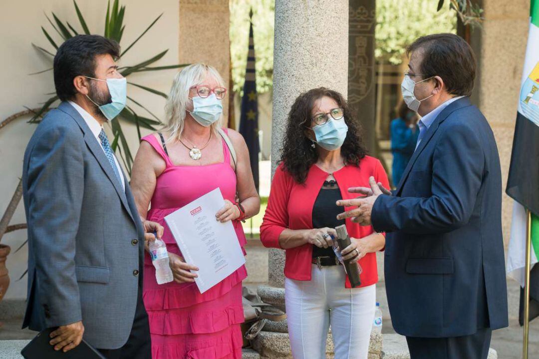 El presidente de la Junta de Extremadura charlando con los agentes sociales