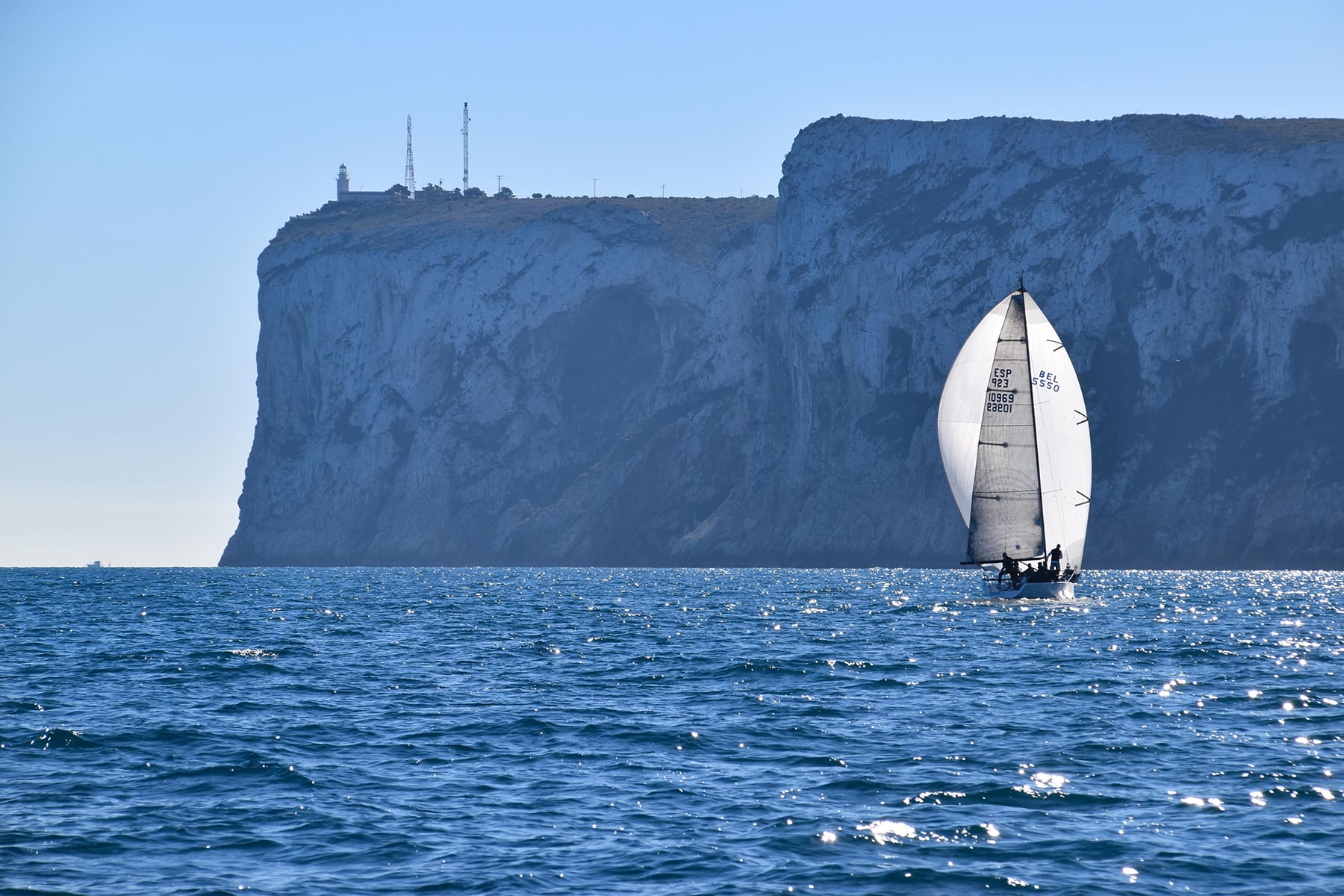 Embarcación rumbo al Cap de Sant Antoni.