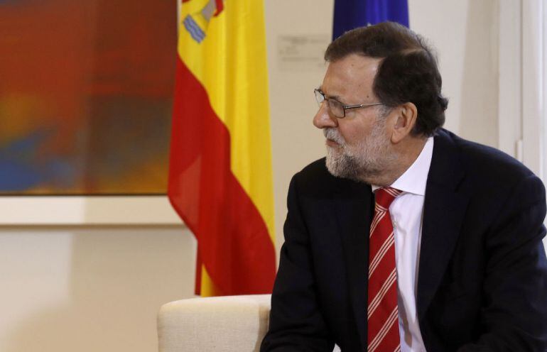 El presidente del Gobierno, Mariano Rajoy (d), durante una reunión en Moncloa