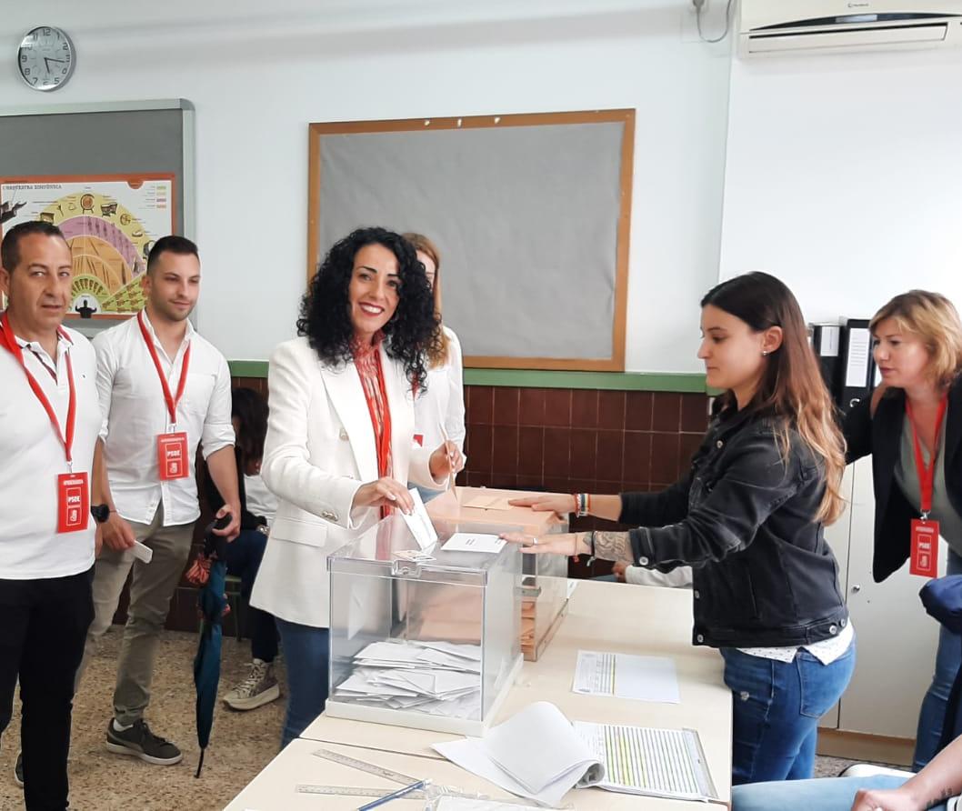 Lara Romero, alcaldable socialista en Tavernes de la Valldigna, el día de las elecciones municipales.