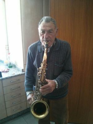 Manuel Fernández también interpreta el saxofón